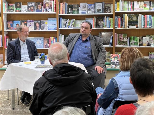 Lektor André Schinkel im Gespräch mit dem Autor zur Buchpremiere in Suhl