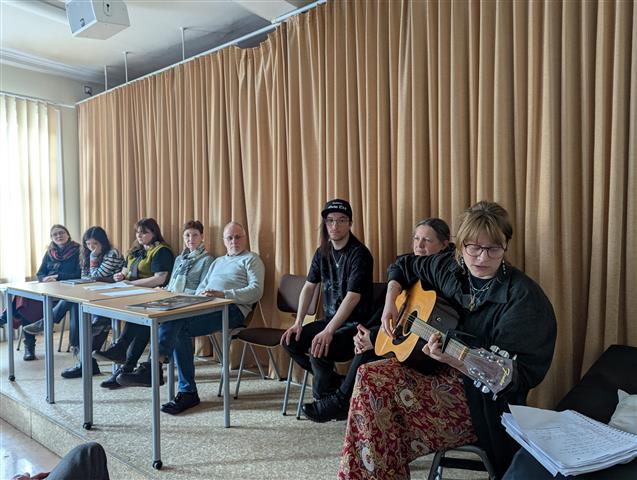 Emmi Schmitz spielte zum Abschluss ein eigenes Lied