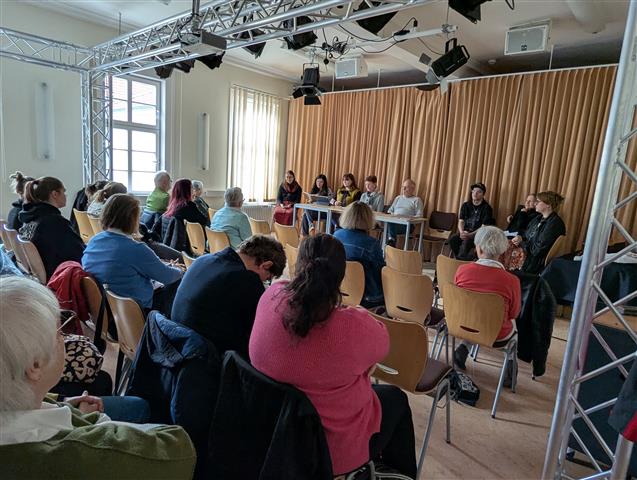 Lesungspublikum in der Aula der Meininger Volkshochschule