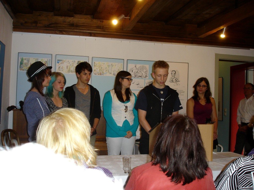 Jugendgruppe bei ihrem Auftritt im Baumbachhaus